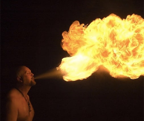 Calle Rehbinder i bar overkropp som blåser flammer