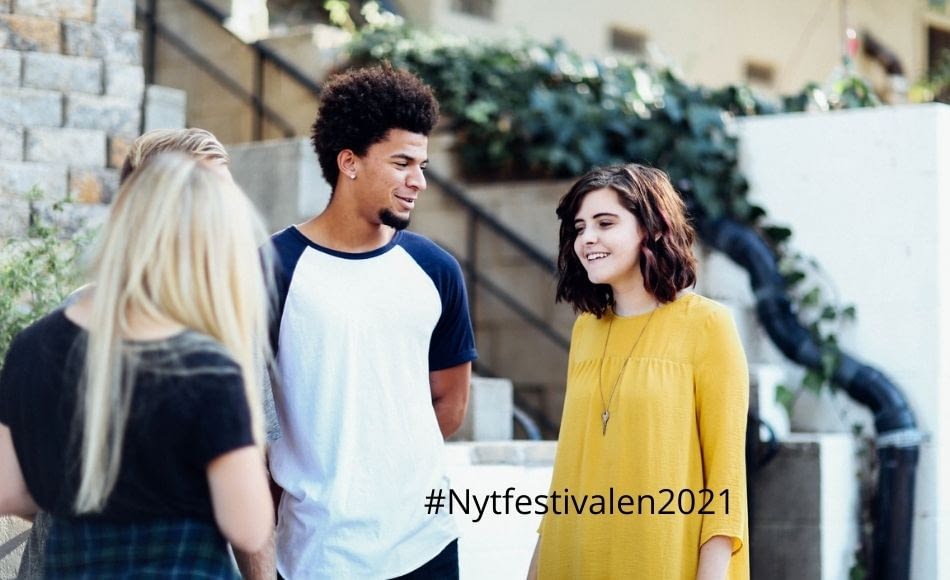 tre ungdom som snakker sammen
