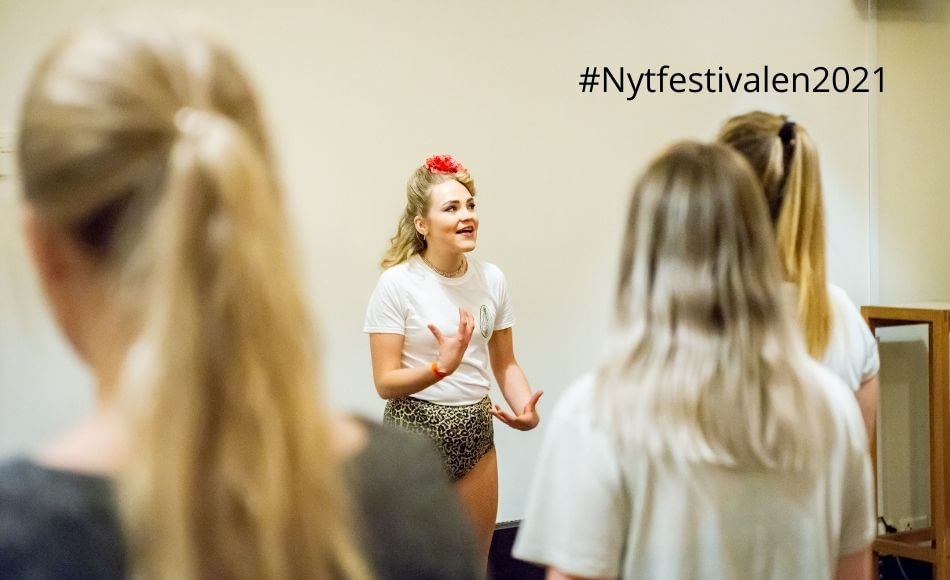 Karoline Ryen underviser i burlesque